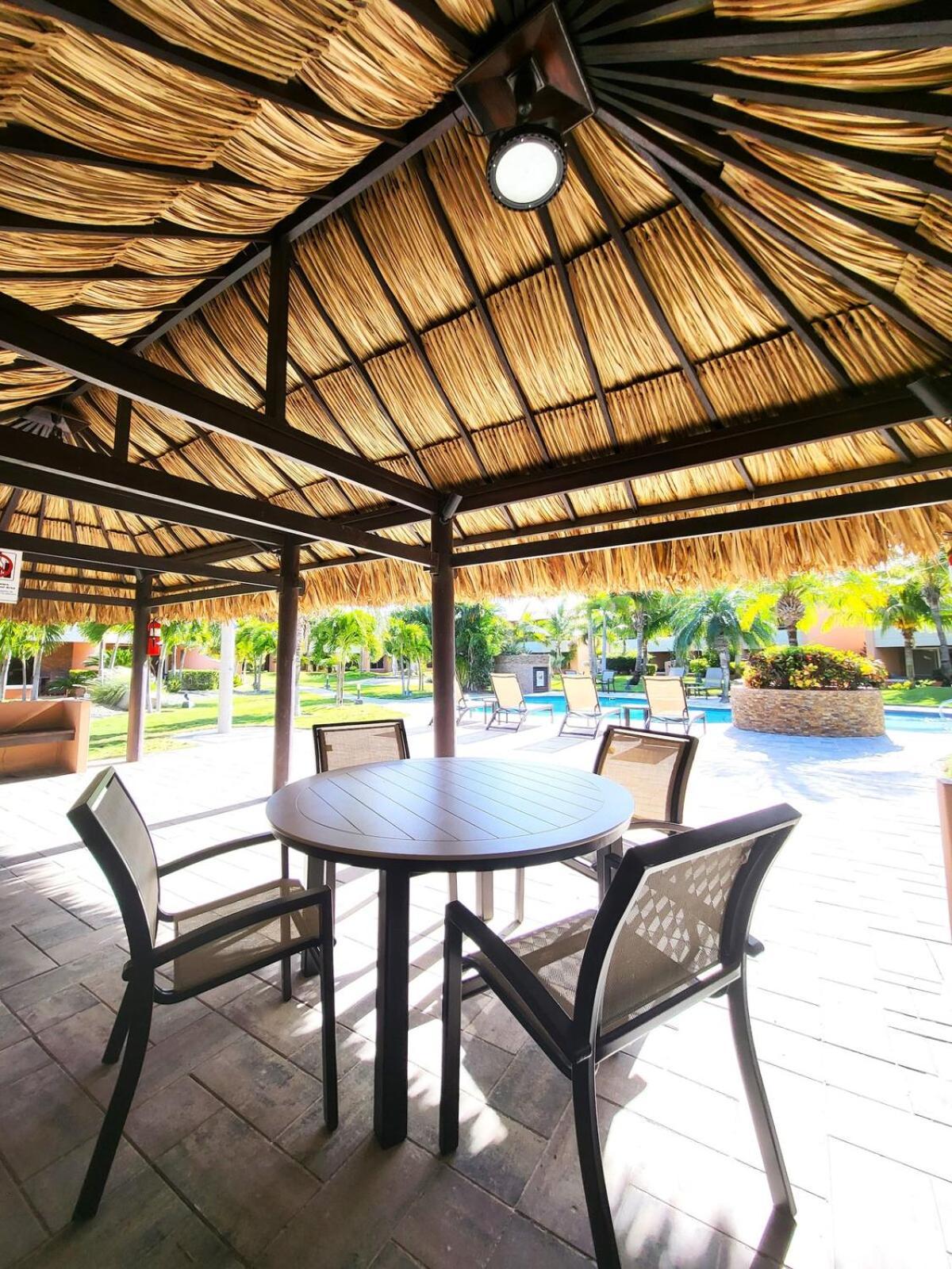 Eagle Beach Luxury House, Walking Distance To The Beach Palm Beach Bagian luar foto